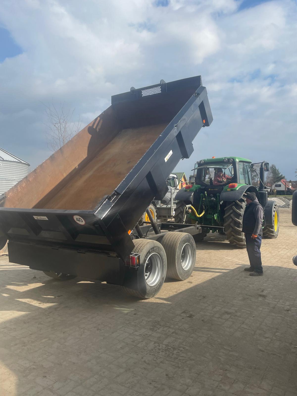 Załadunek materiału na placu Terenmax
